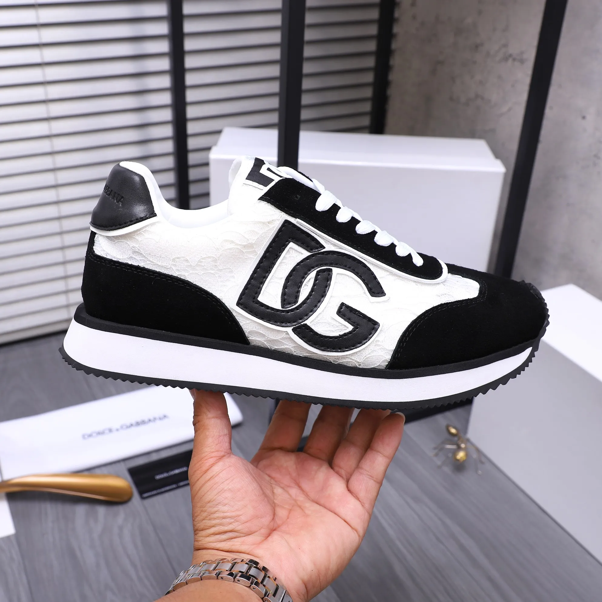 Men's shoes 💰460 Product trademark: DG (Dolce & Gabbana) casual shoes for couples. Regular size: 35-46 (45.46 is custom-made and non-refundable) Product materials: Selected frosted cowhide stitching breathable woven upper, mesh lining, cowhide insole, original outsole